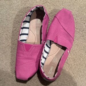 TOMS Women's Fuchsia Canvas Flats